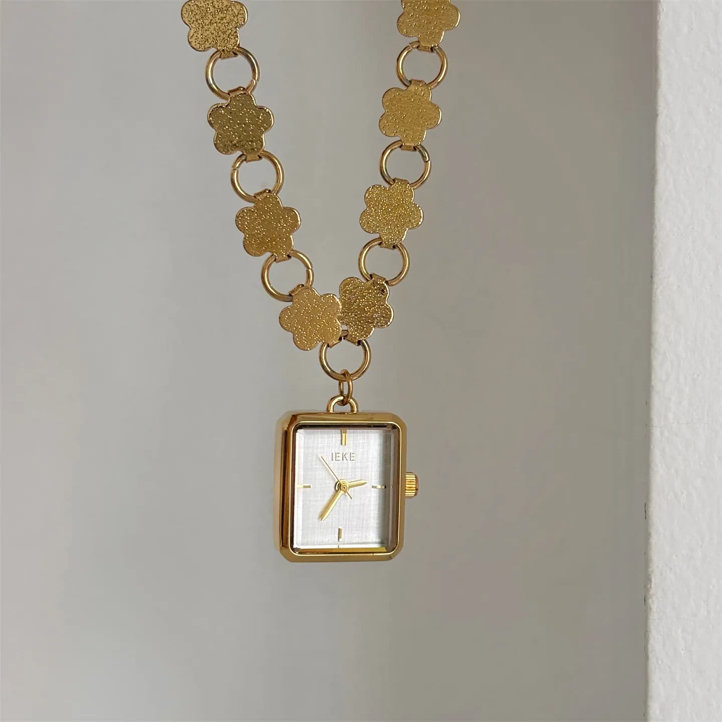 New wristwatch with petal-shaped strap for woman, a vintage quartz watch, refined, versatile and elegant.