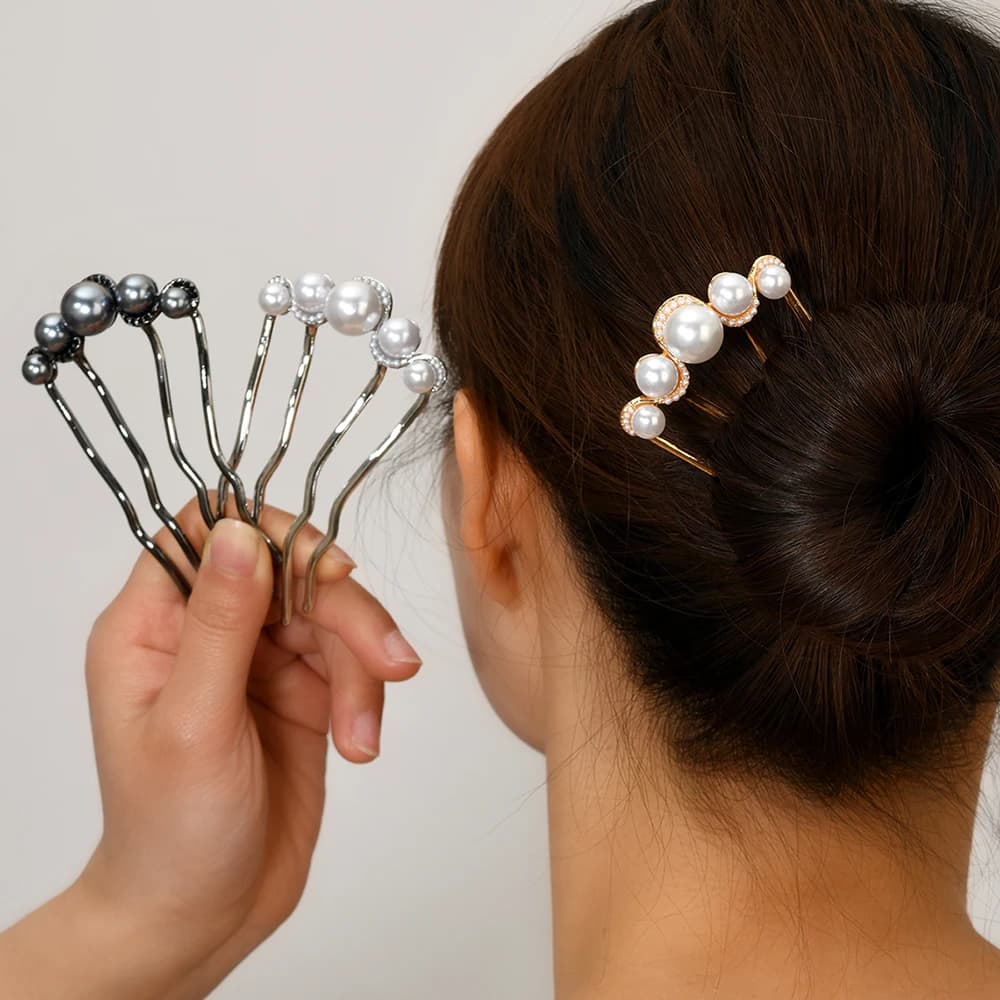 Una forcina fissa a forma di U per un acconciatura a panino, un pettine per capelli spezzato in lega di stile femminile di fascia alta con quattro denti