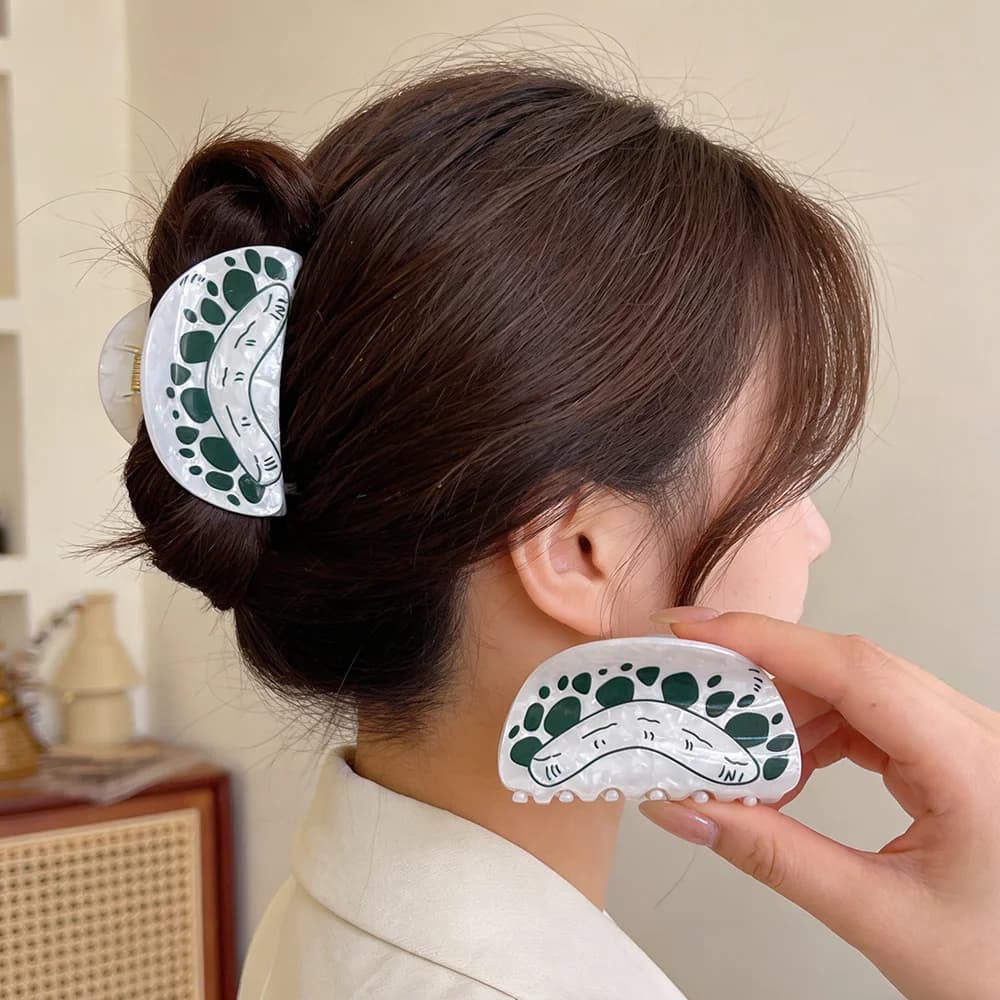 1 fermaglio per capelli a forma di cappello di paglia in stile anime classico, accessorio per capelli alla moda in acetato con motivo a cartone animato per donna, adatto per l'uso quotidiano.