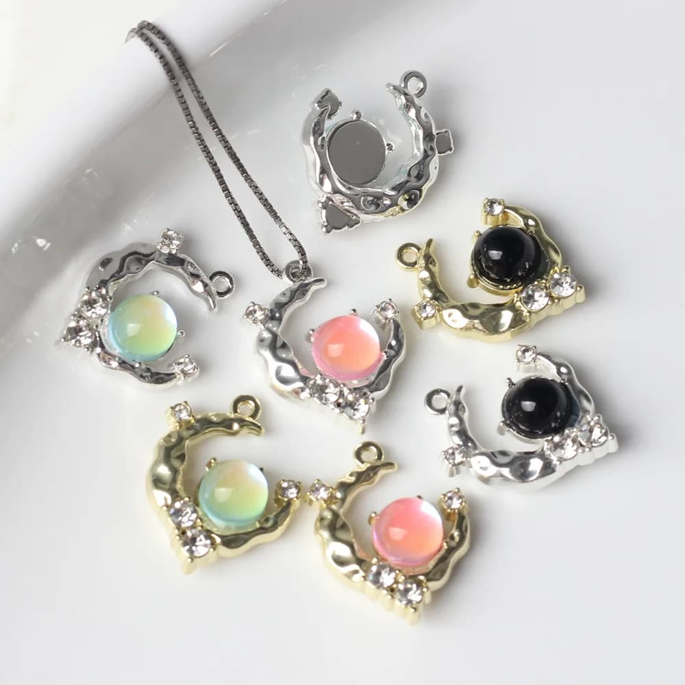 Elegant pendant with moon-shaped pendants made of zinc alloy for DIY necklaces 10 pieces / lot Creation of jewelry Disposable items wholesale