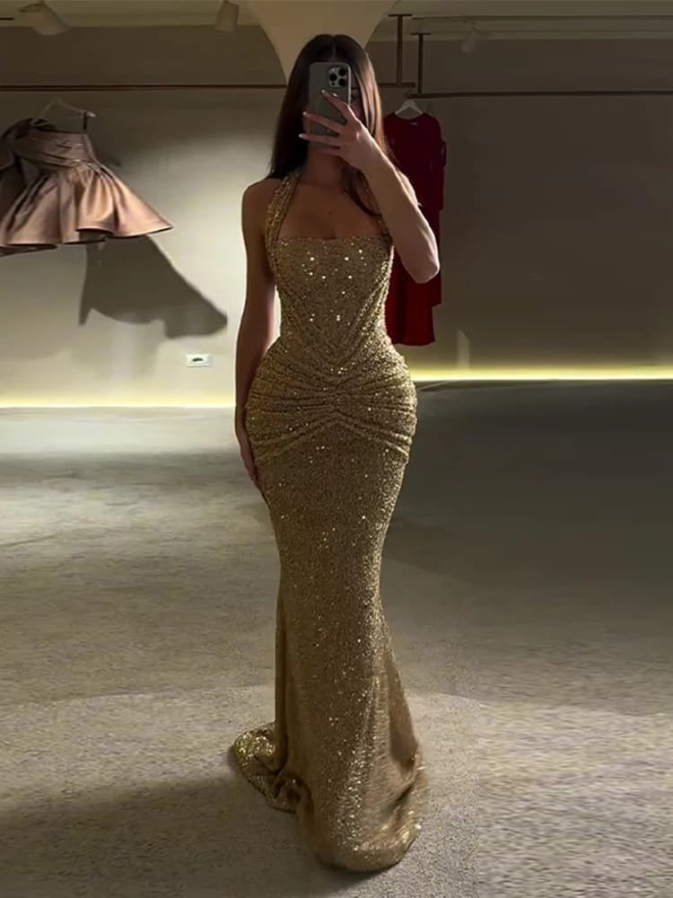 Feast dress with sequins and American collar, Golden dress with curled waist, Siren style, Fashion Spring 2026, Elegant and Chic for Gala nights