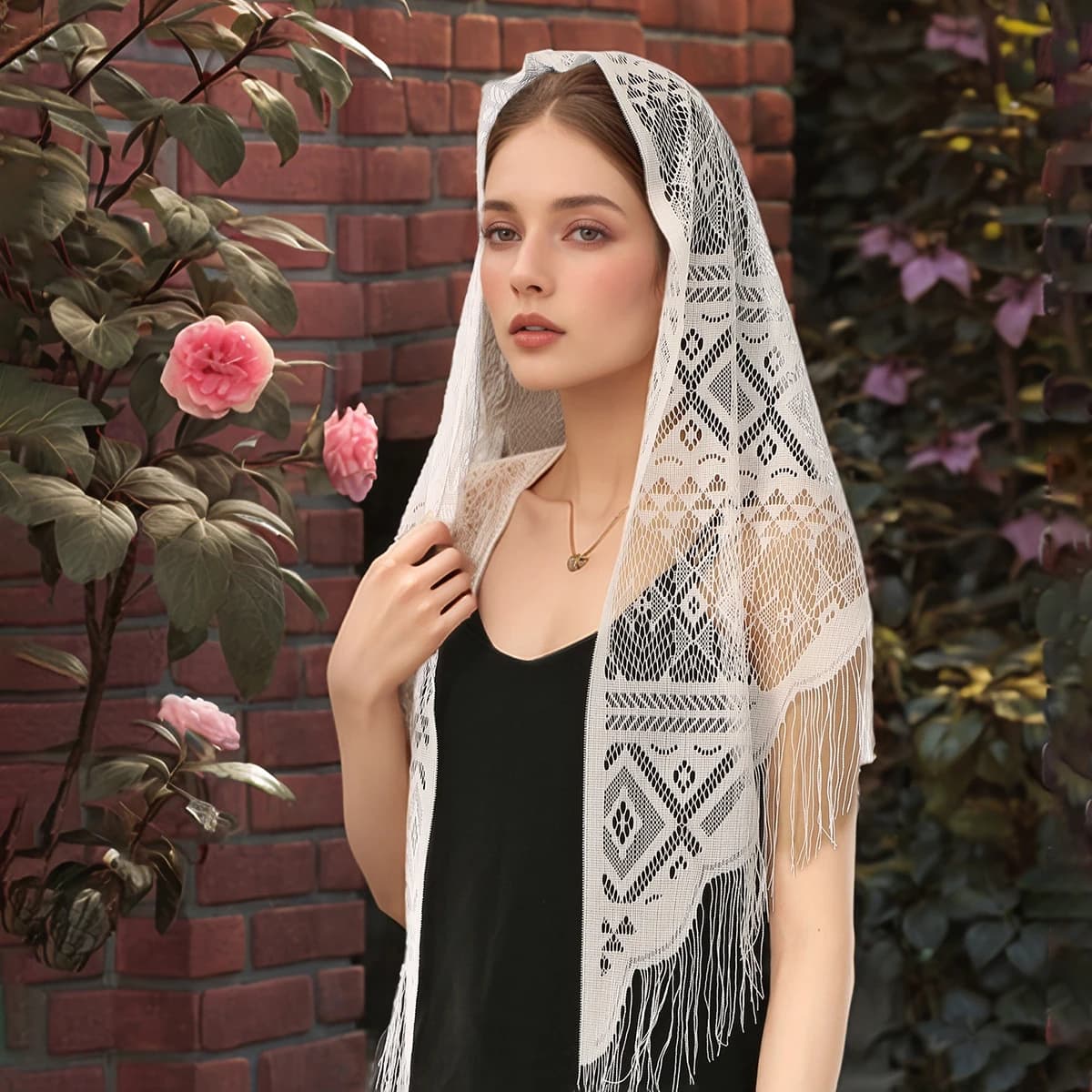 Sciarpa a triangolo con ricamo in pizzo moda Hijab Chiesa musulmana Preghiera Mantilla da matrimonio Scialle con nappe Bandana in velo bianco da donna