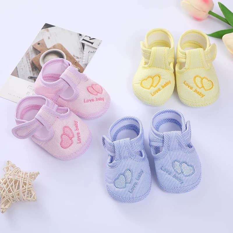Scarpe in cotone con fondo Scarpe da ginnastica antiscivolo per bambini 0-1 anni Primi camminatori per bambini Ricamo a cuore Primavera Autunno Scarpe con suola morbida per bambini