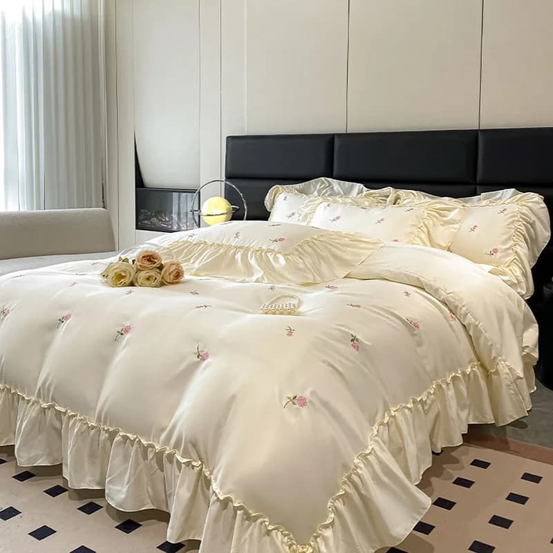 Set di biancheria da letto principessa con ricamo in seta di ghiaccio Set di piumino setoso coreano estivo in rayon con biancheria da letto morbida e accogliente per dormire nuda in pizzo
