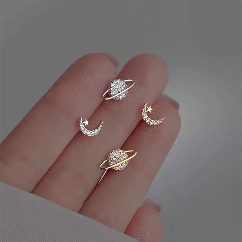 Mini orecchini semplici di moda con zirconi stella luna per le donne Simpatico pianeta coreano Orecchini a bottone asimmetrici Orecchini penetranti Regali di gioielli