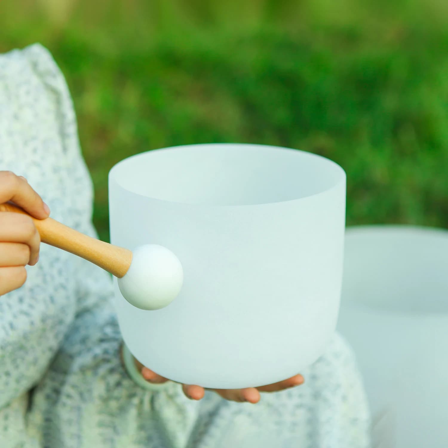 Hye-eun 7Inch 432HZ/440HZ White Frosted Crystal Singing Bowl Sound Healing Musical Vibration for Yoga Energy Positive Balance