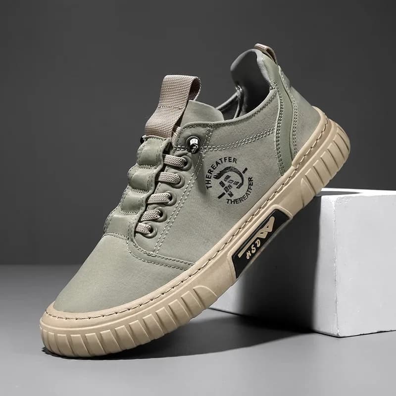 2025 Scarpe casual da uomo Scarpe da ginnastica nere traspiranti Moda Guida Scarpe da tennis da passeggio per uomo Skate Flats Zapatillas Hombre scarpe