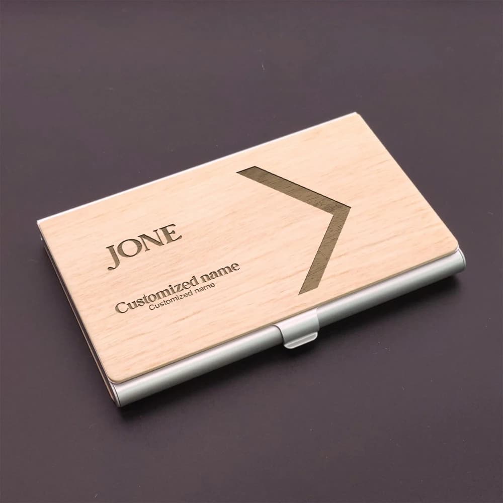 1 pezzo di grazioso oggetto artigianale in legno color noce scuro con testo personalizzabile al laser, ideale come regalo per il marito.