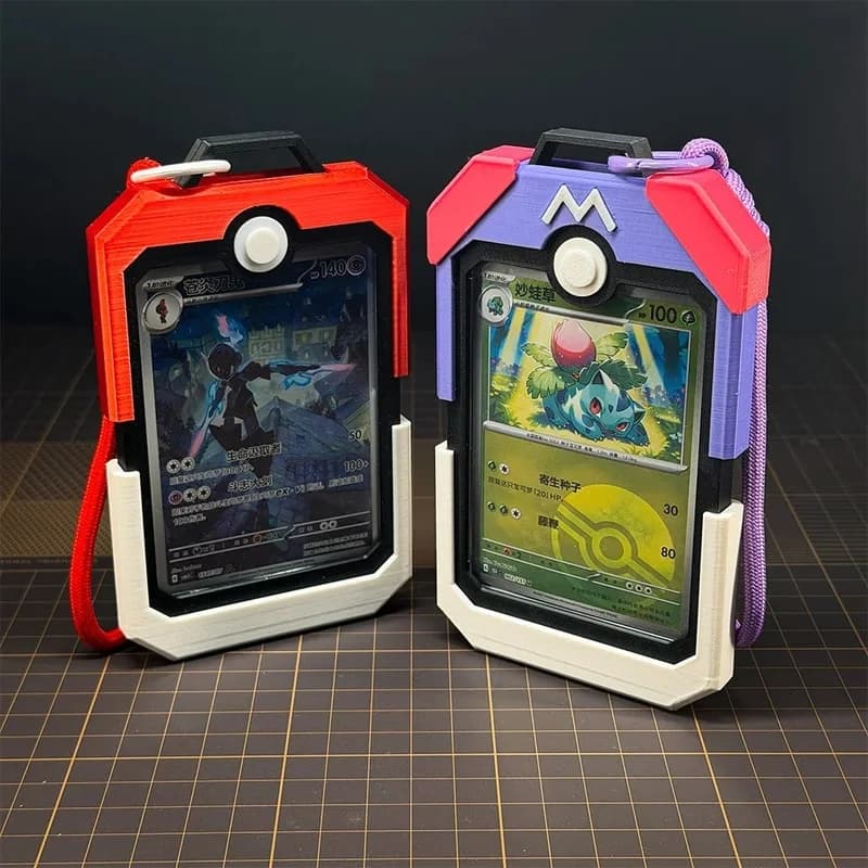 Espositore per Carte Pokemon PTCG Stile Pokeball, Custodia Protettiva Rigida con Cordino per Conservazione e Presentazione di Carte Collezionabili, Idea Regalo