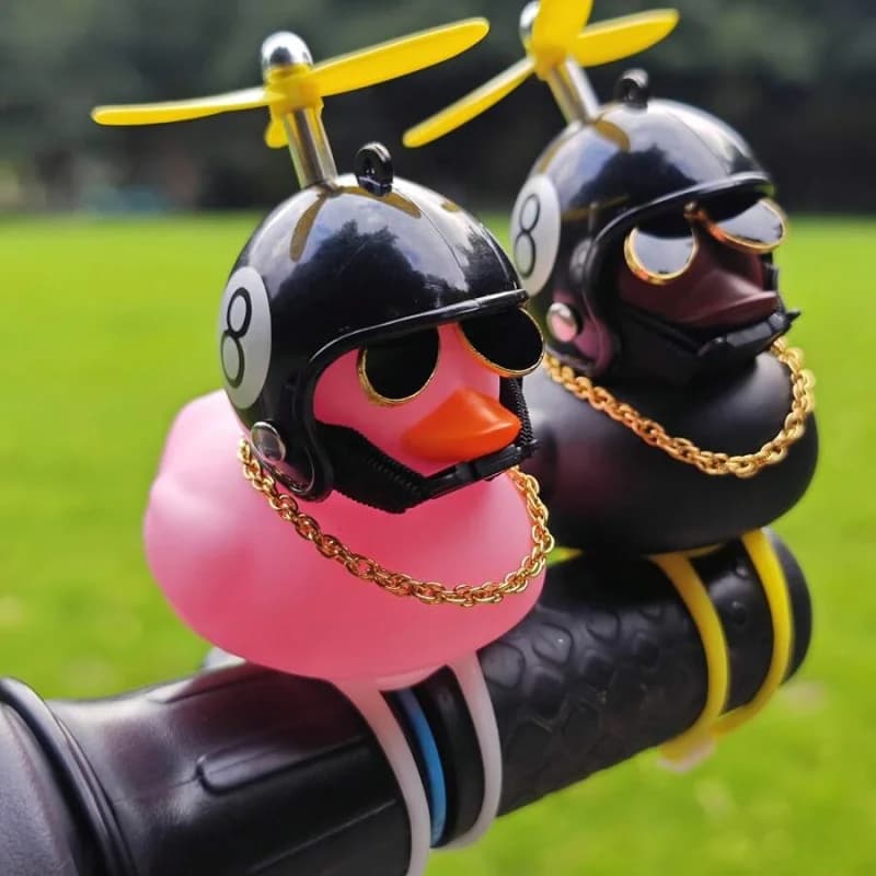 Decorazione per manubrio di moto e bicicletta - Simpatica anatra nera # 8 Accessori: Casco, Occhiali alla Moda e Collana a Catena