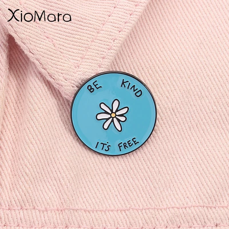 Sii gentile la sua spilla smaltata gratuita Citazioni ispiratrici della gentilezza Fiore creativo Spilla rotonda Zaino con risvolto Distintivo Gioielli Regalo per gli amici