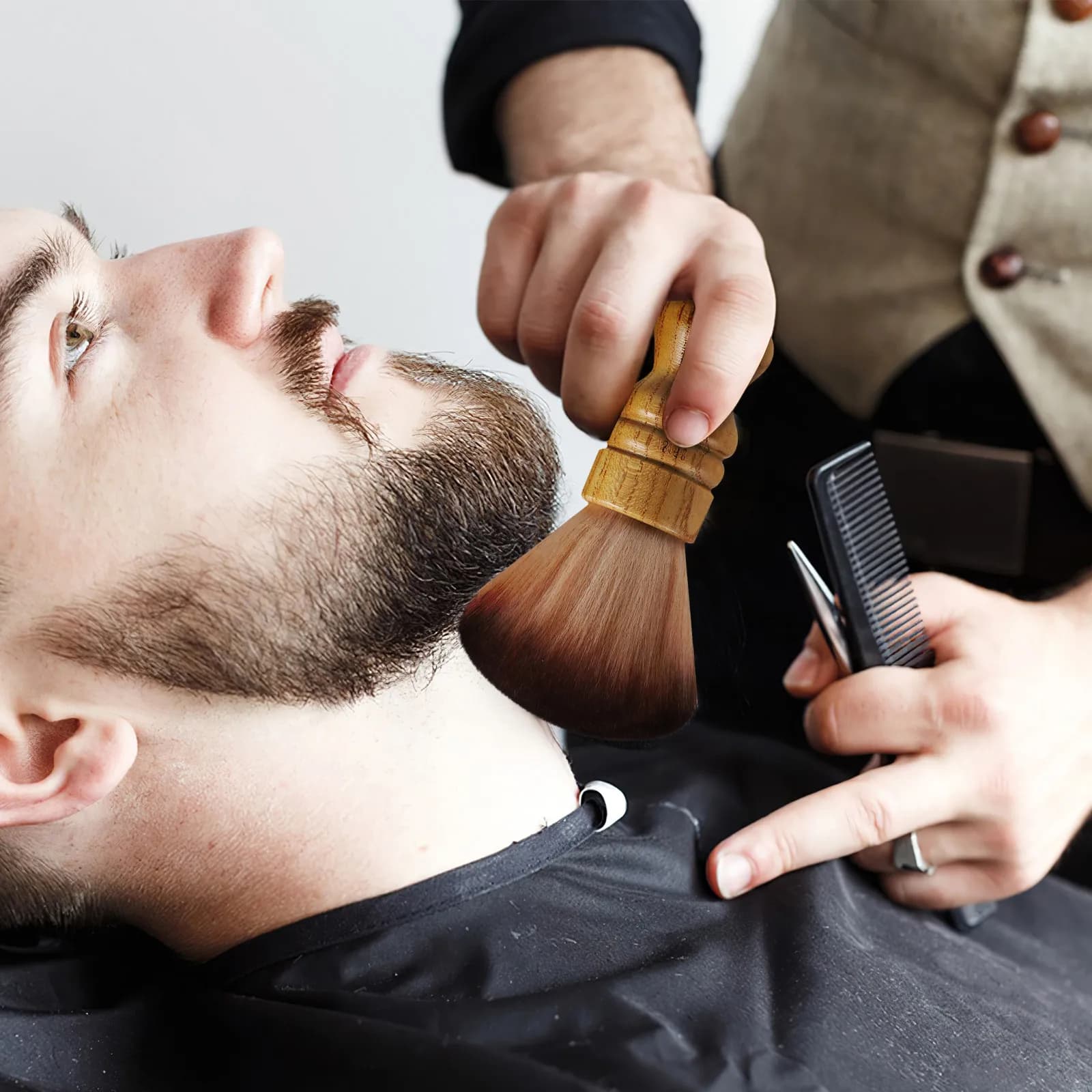 Spazzola per la pulizia del collo da barbiere, setole morbide, manico ergonomico curvo, lavabile, strumento professionale per la pulizia dei capelli dopo il taglio in salone