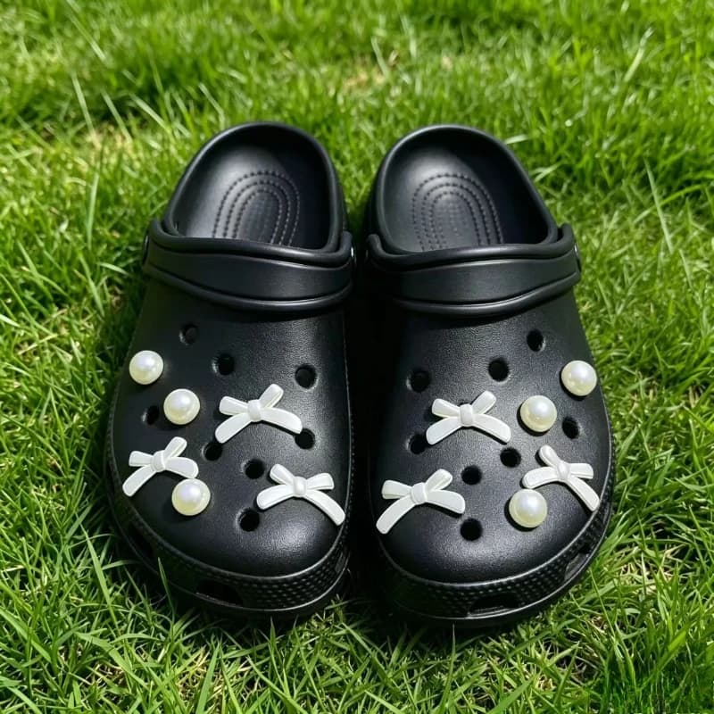 Ciondoli per Scarpe in PVC Lucidi con Perle e Rose, Accessori Decorativi 3D Fai-da-te Carini per Zoccoli e Sandali, Ornamenti Universali per Scarpe per Bambini e Adulti