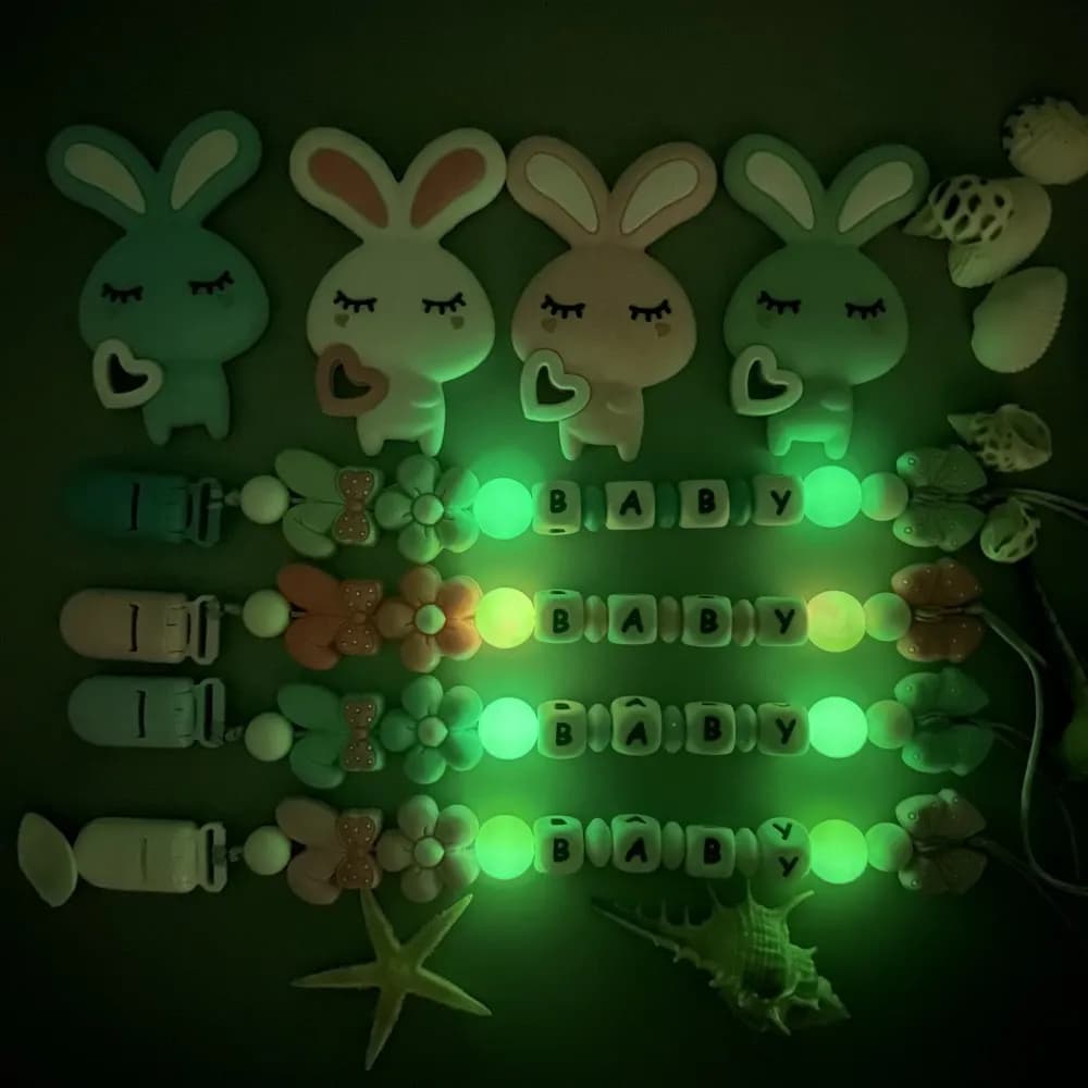 Regali giocattolo Kawaii per bambini Lettere personalizzate Nome Coniglio per bambini Perline luminose in silicone Ciondolo Ciuccio Clip Catene Porta massaggiagengive