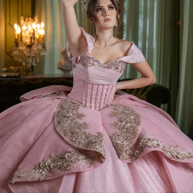 Abito Quinceanera rosa lucido Stratificazione di pizzo con spalle scoperte Decalcomania di paillettes Coda lunga Fiocco abiti da 15 Quinceanera Personalizzato