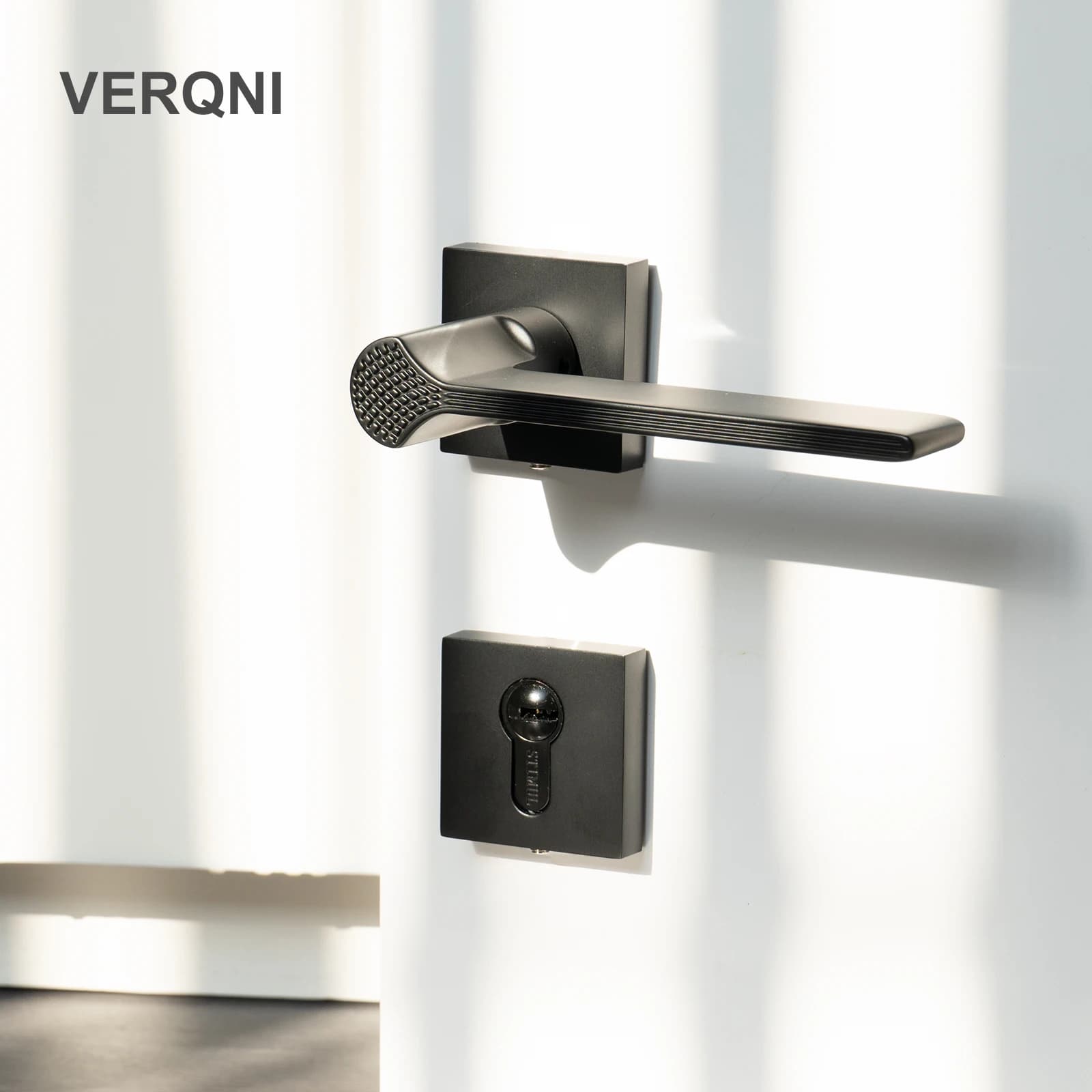 VERQNI MANIGLIE & ACCESSORI HPF1700 modern zinc alloy Door Mute door Handles With Locks Forturn key latch lever handle cylinder
