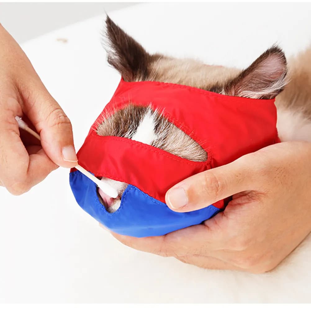 Museruola per Gatti in Nylon Rosso e Blu, Anti-Morso, Coprimento per Bocca, per Bagno, Toelettatura, Viaggi, Visite al Veterinario, Pulizia Quotidiana, Sicurezza Naso e Orecchie