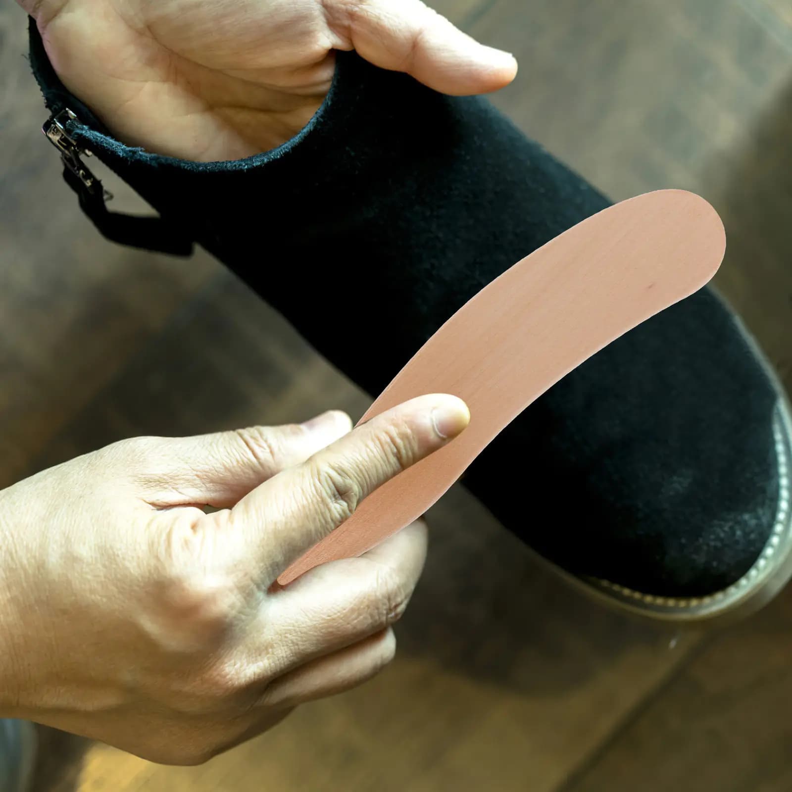 Spazzola per Scarpe in Legno con Manico Lungo e Setole Morbide, Strumento per Pulizia e Lucidatura di Sneakers, Vestiti e Stivali