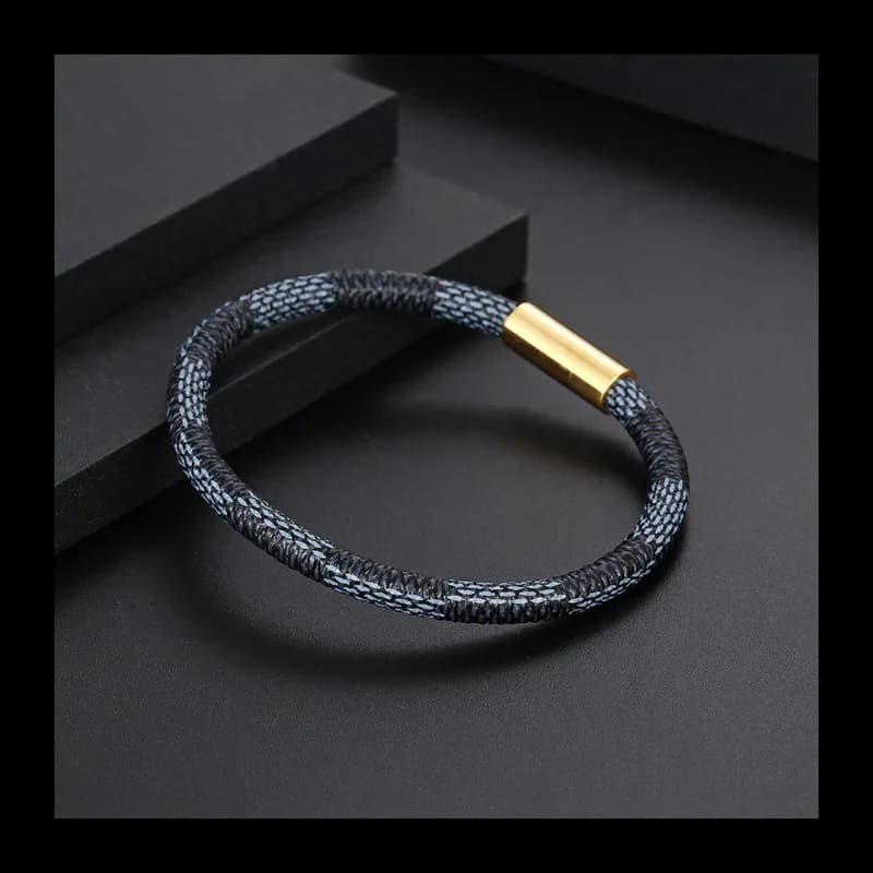 Bracciale da uomo semplice in pelle a contrasto Bracciale personalizzato con fibbia ad aspirazione magnetica in acciaio al titanio dorato YL636