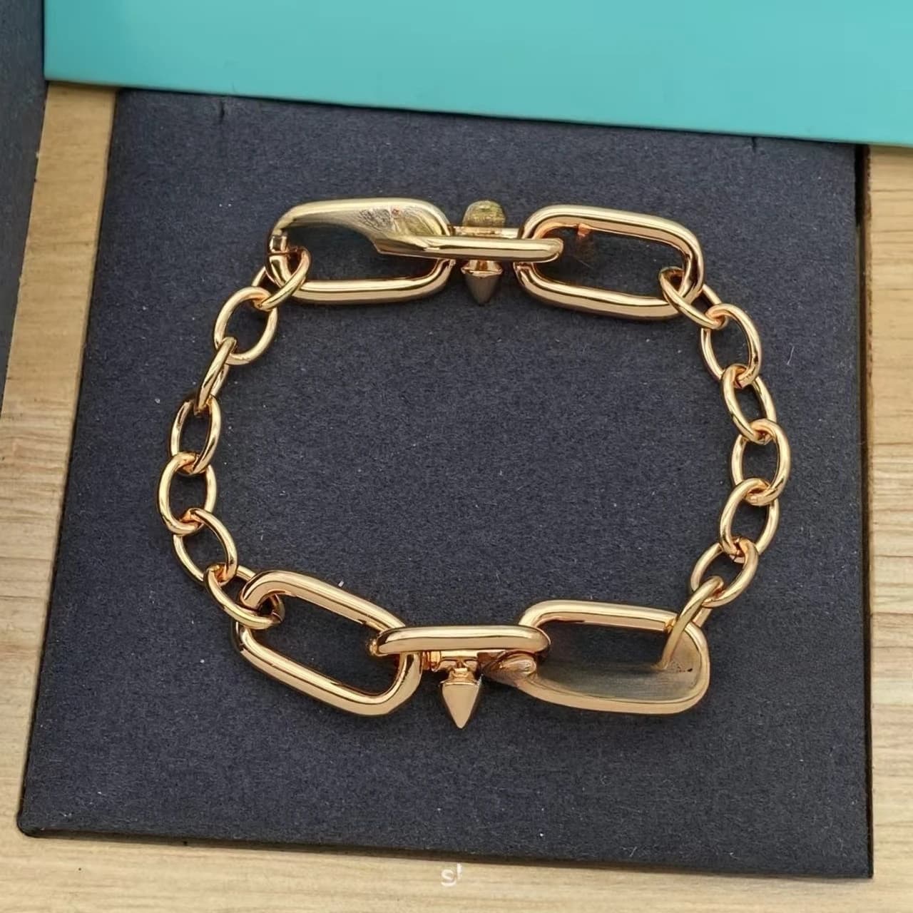 Bracciale piccolo fagiolo dorato spazzolato Metodo antico Industria pesante Italia Regolazione semplice della trazione Gioielli squisiti