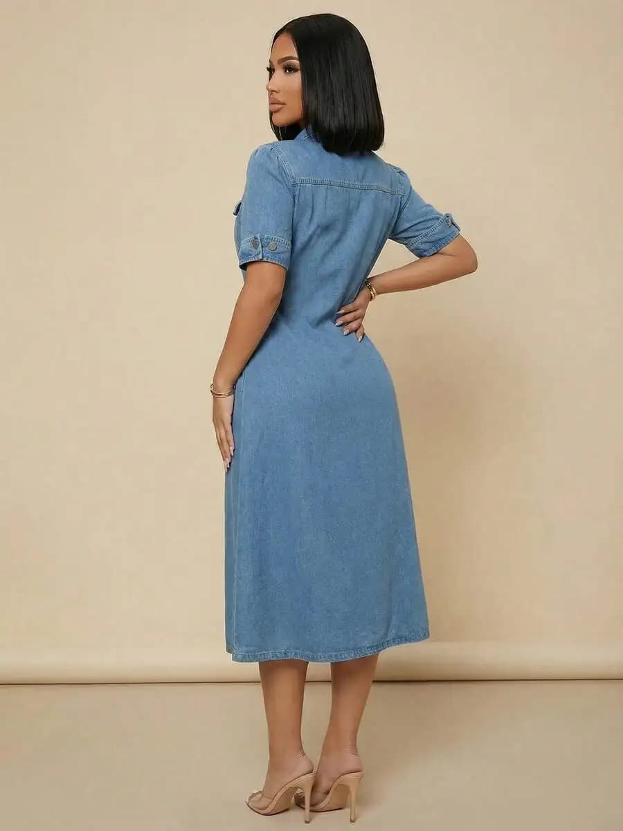 Abito midi in denim slavato chiaro da donna con abbottonatura frontale, maniche arrotolabili, due tasche a patta e silhouette casual vintage