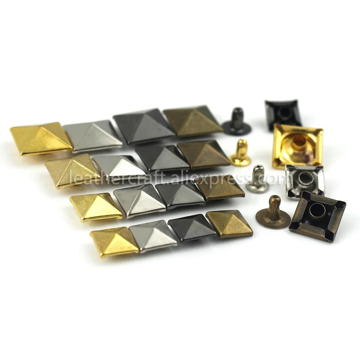 100 set Piramide in metallo Cap Rivetti Borchie Rivetto quadrato per borsa artigianale in pelle Cintura Abbigliamento Indumento Scarpe Collare per animali domestici Accessorio decorativo