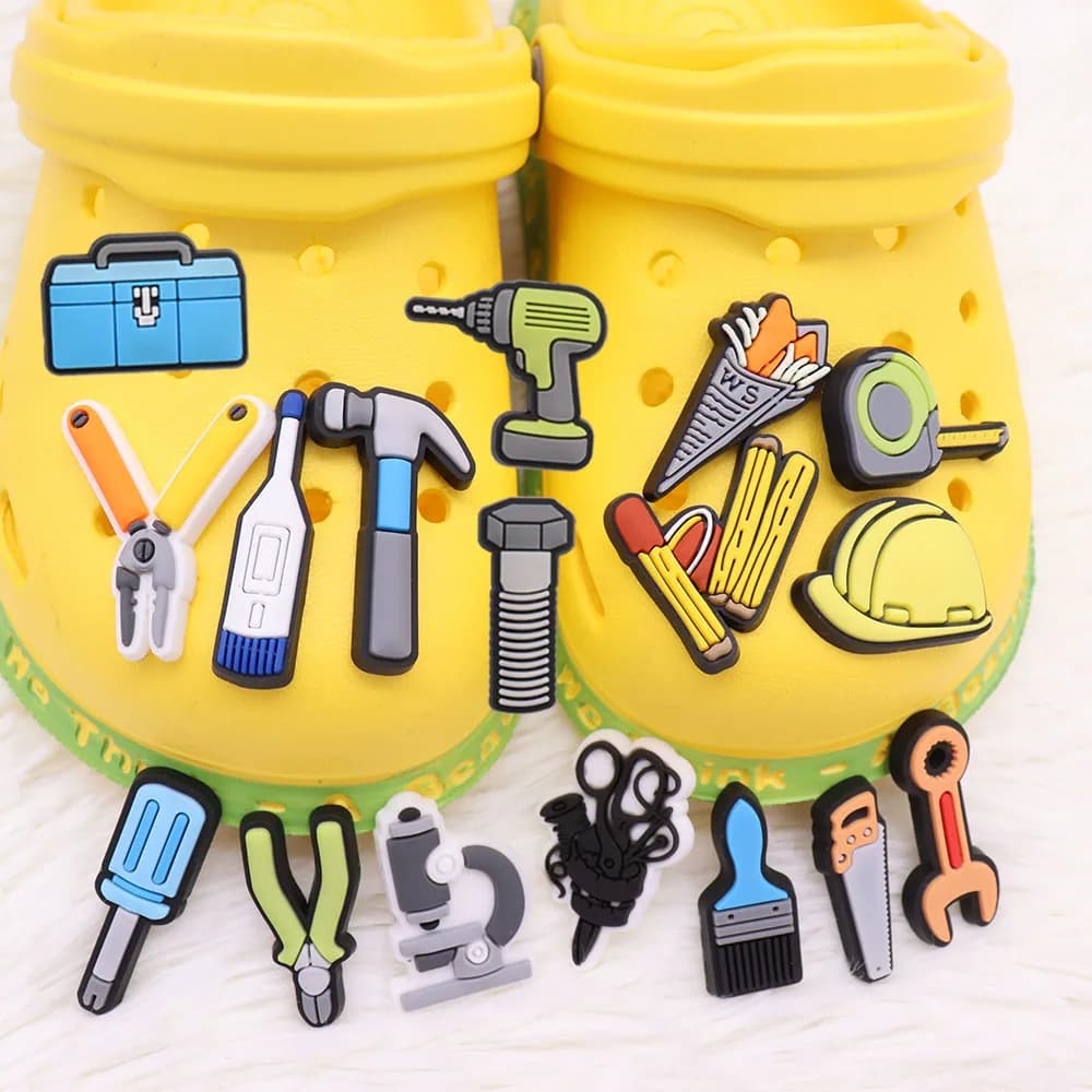 17 pezzi Martello Casco Spazzola Strumenti Scarpe in PVC Pendenti e ciondoli Cassetta degli attrezzi Fit Pantofola Fibbia Accessori Uomo Cool Designer Ornament
