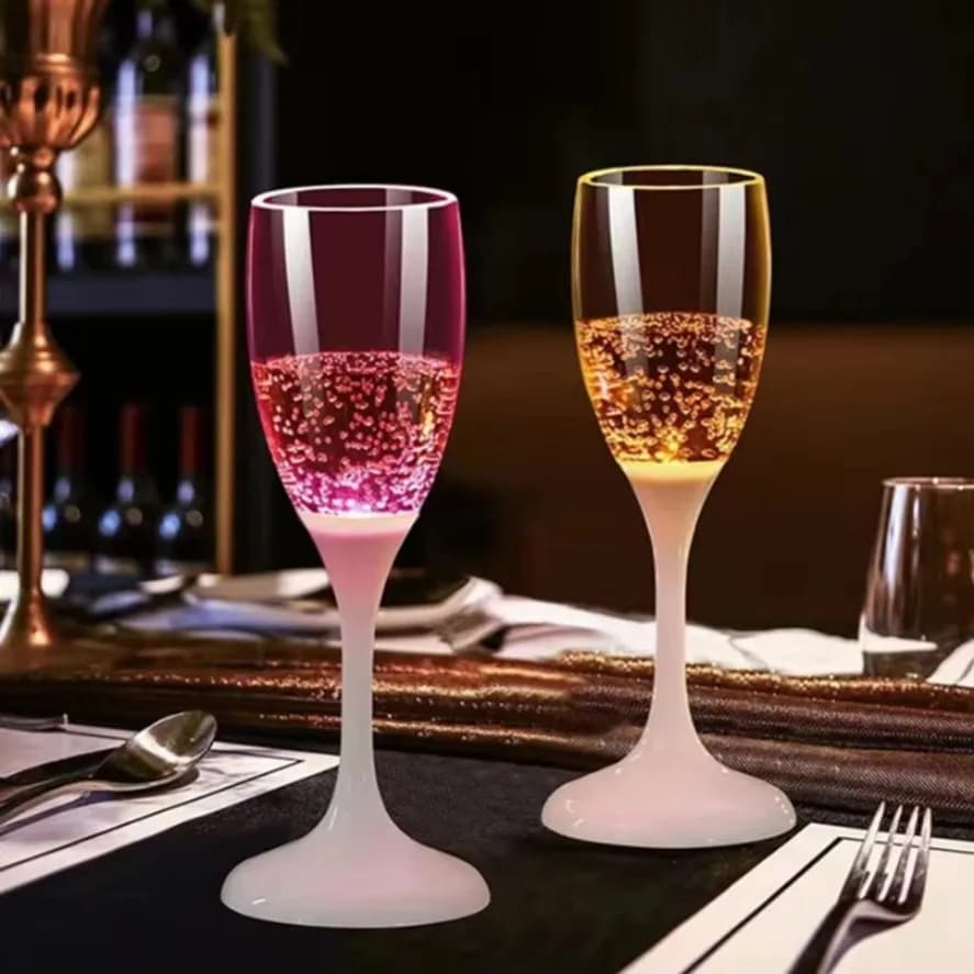 Tazze lampeggianti automatiche a LED Tazze luminose multicolori a 6 colori Tazze da birra per vino Tazze da whisky per feste Cucina Decorazioni natalizie