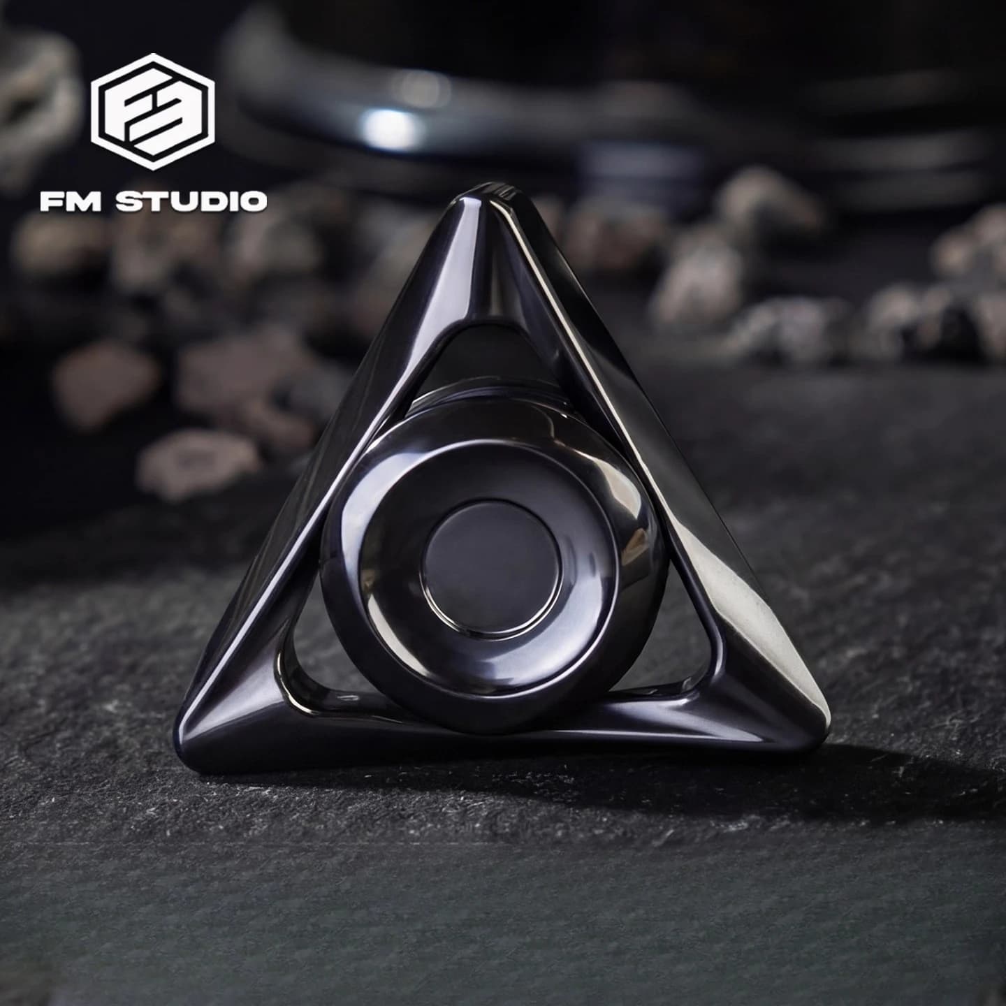 F6M EDC Fidget Spinner rotante a tre pale in metallo - Un giocattolo antistress con un design meccanico e un'azione di rotazione fluida