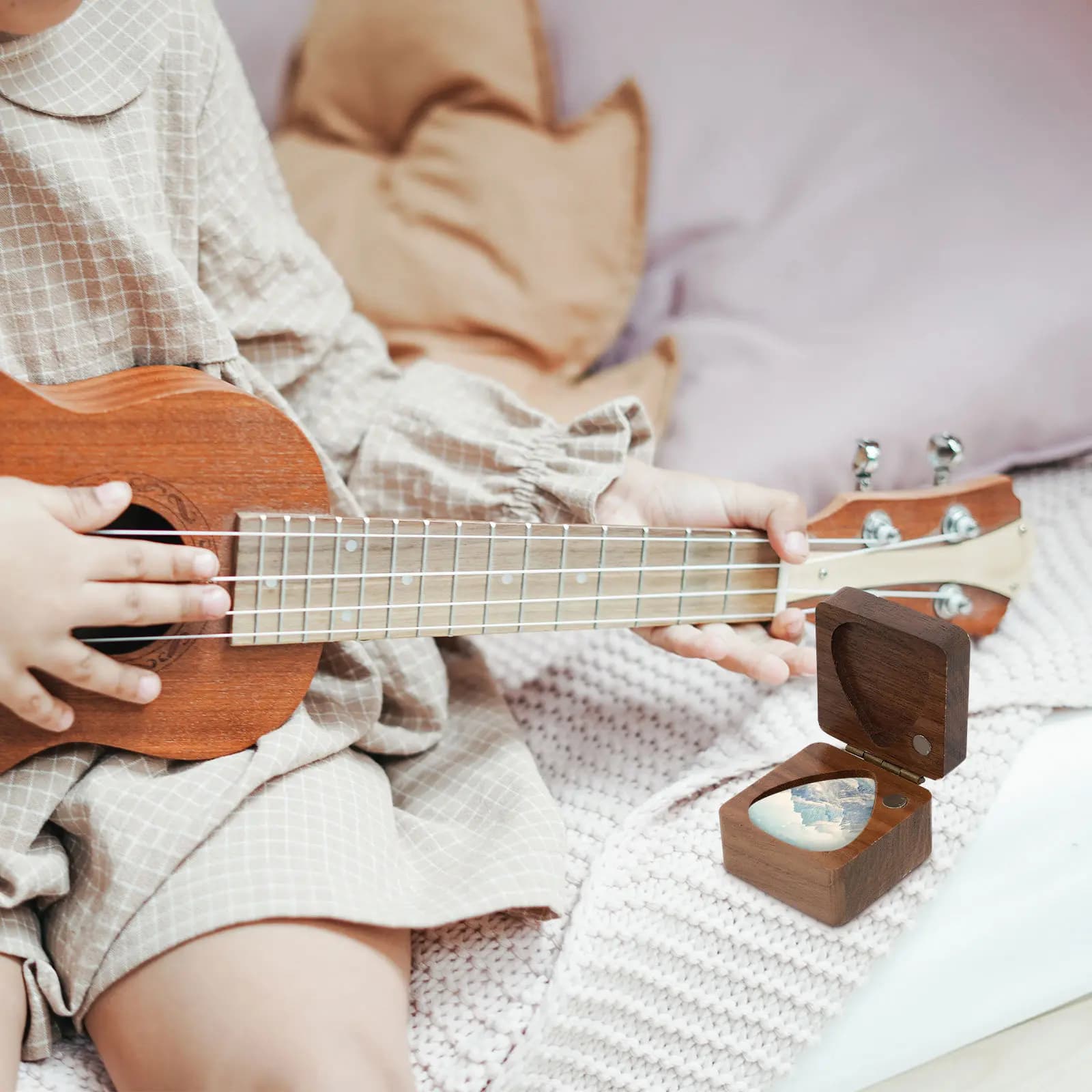 Scatola porta plettri per chitarra in legno naturale, design compatto e quadrato, superficie liscia, anti-graffio, organizer portatile per plettri.