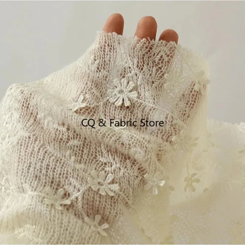 Tessuto per maglione lavorato a maglia morbido con fiori ricamati 3D Tessuto di lana con ago grosso per tessuto di abbigliamento firmato