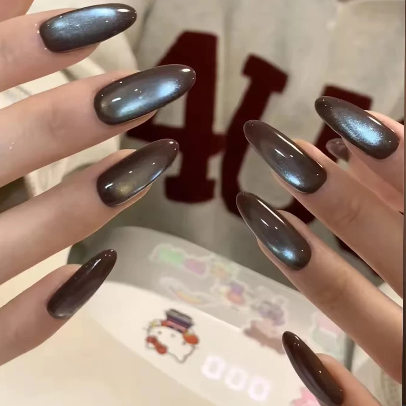 MIANEL 1-12 pz Smalto Semipermanente Gel Effetto Occhio di Gatto Blu Marrone Autunno 2026 Popolare con Glitter Cioccolato e Perle di Vetro Unghie Nere Natale