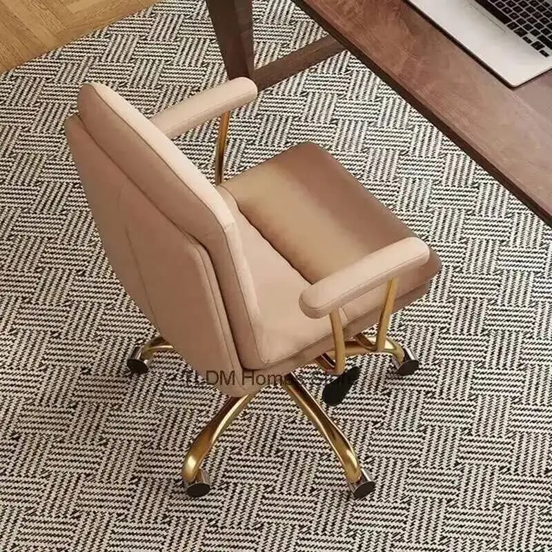 Sedie da ufficio in pelle italiana Sedia da computer per camera da letto di casa Sedia da gioco con braccioli e schienale per riunioni in stile crema di lusso leggero
