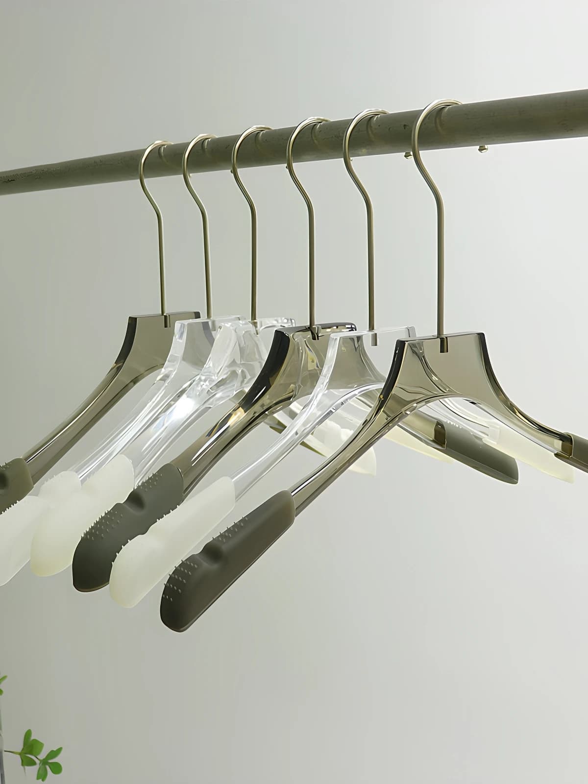 Anti-slip acrylic clothes hanger for clothing stores, modern style without signs, pure color, for women's clothing stores, Southeast Asian style