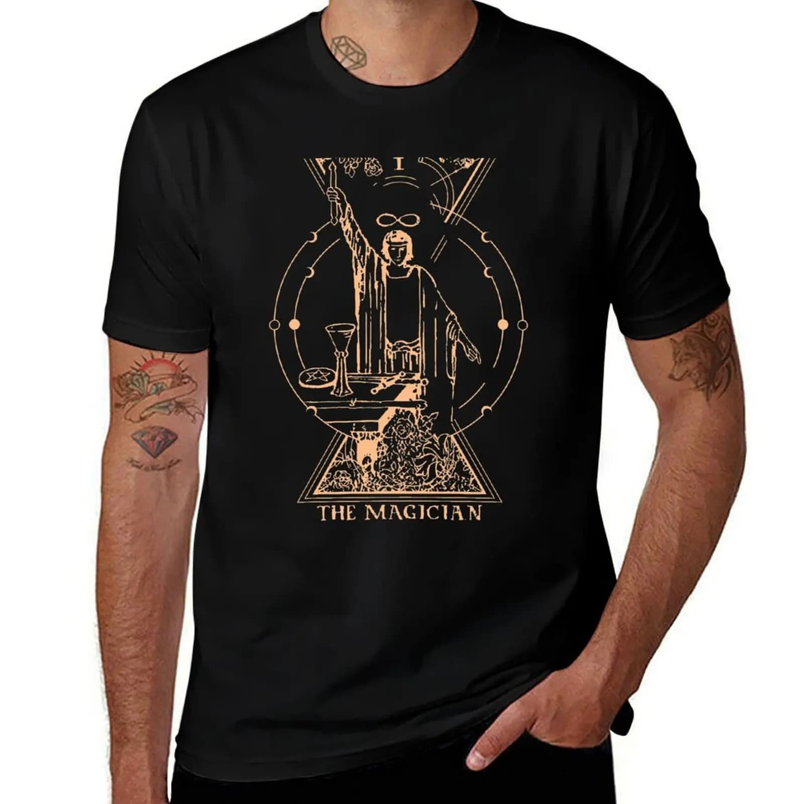Mago. Carte dei Tarocchi. Mazzo dei Grandi Arcani. Maglietta del misticismo. Streetwear interessante.