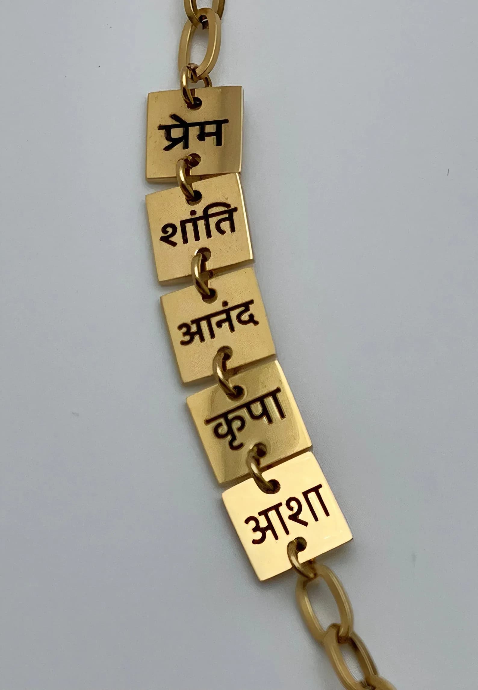 Bracciale con nome personalizzato in Hindi Bracciale inciso in acciaio inossidabile placcato oro 18 carati per donna Regalo di compleanno personalizzato per lei