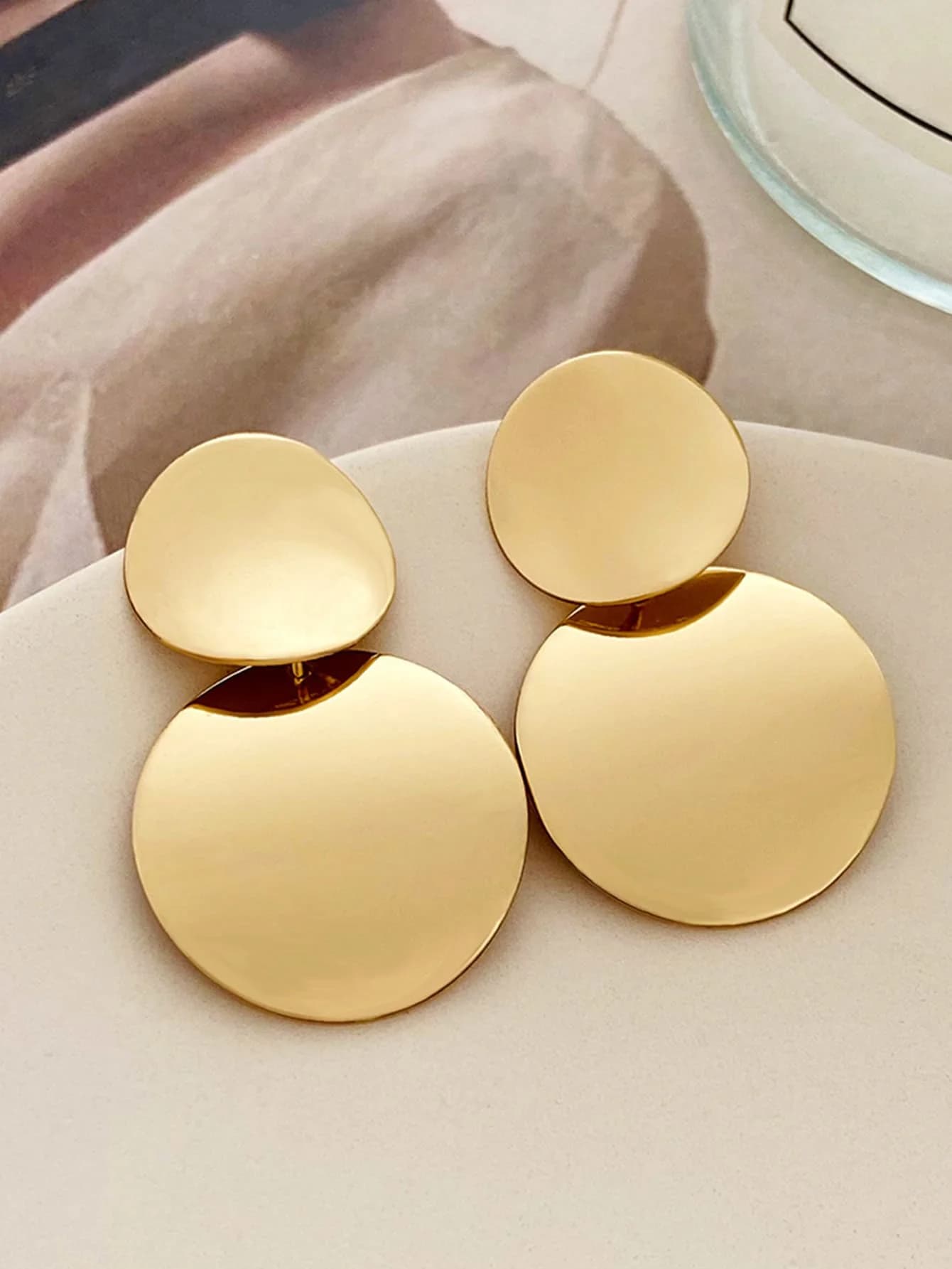 Retro Fashion 3D Smooth Metal Circle Earrings Stylish Versatile Design for Everyday Wear