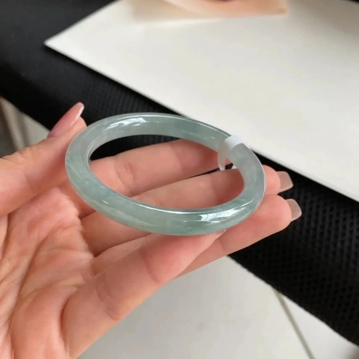 Bracciale in giadeite naturale pura del Myanmar, verde chiaro effetto ghiaccio, bracciale in giada rotonda fine.