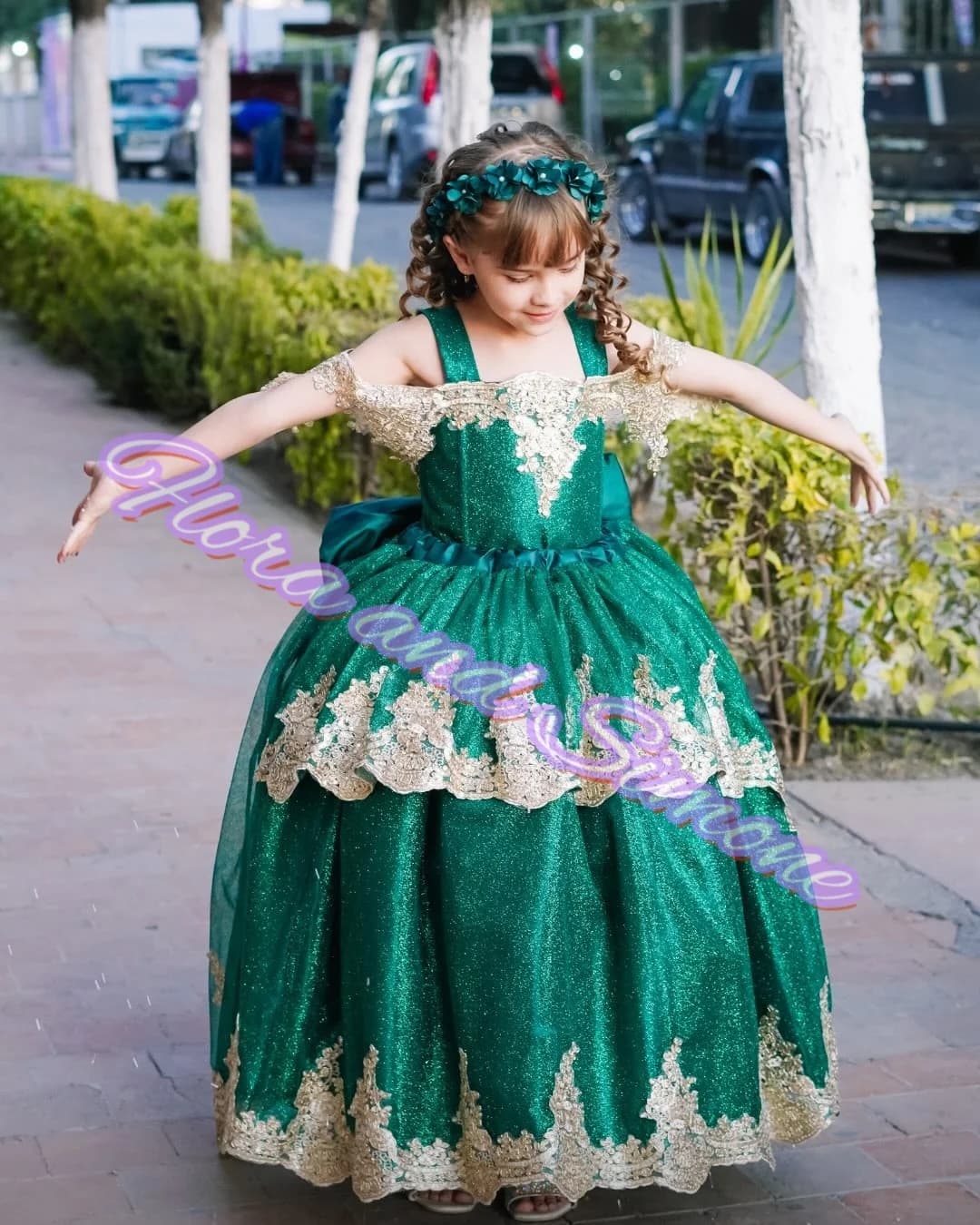 Abito da ragazza di fiore elegante con maniche in rete trasparente smeraldo personalizzato con applicazioni dorate, ballo di fine anno, festa di nozze, abito per bambini