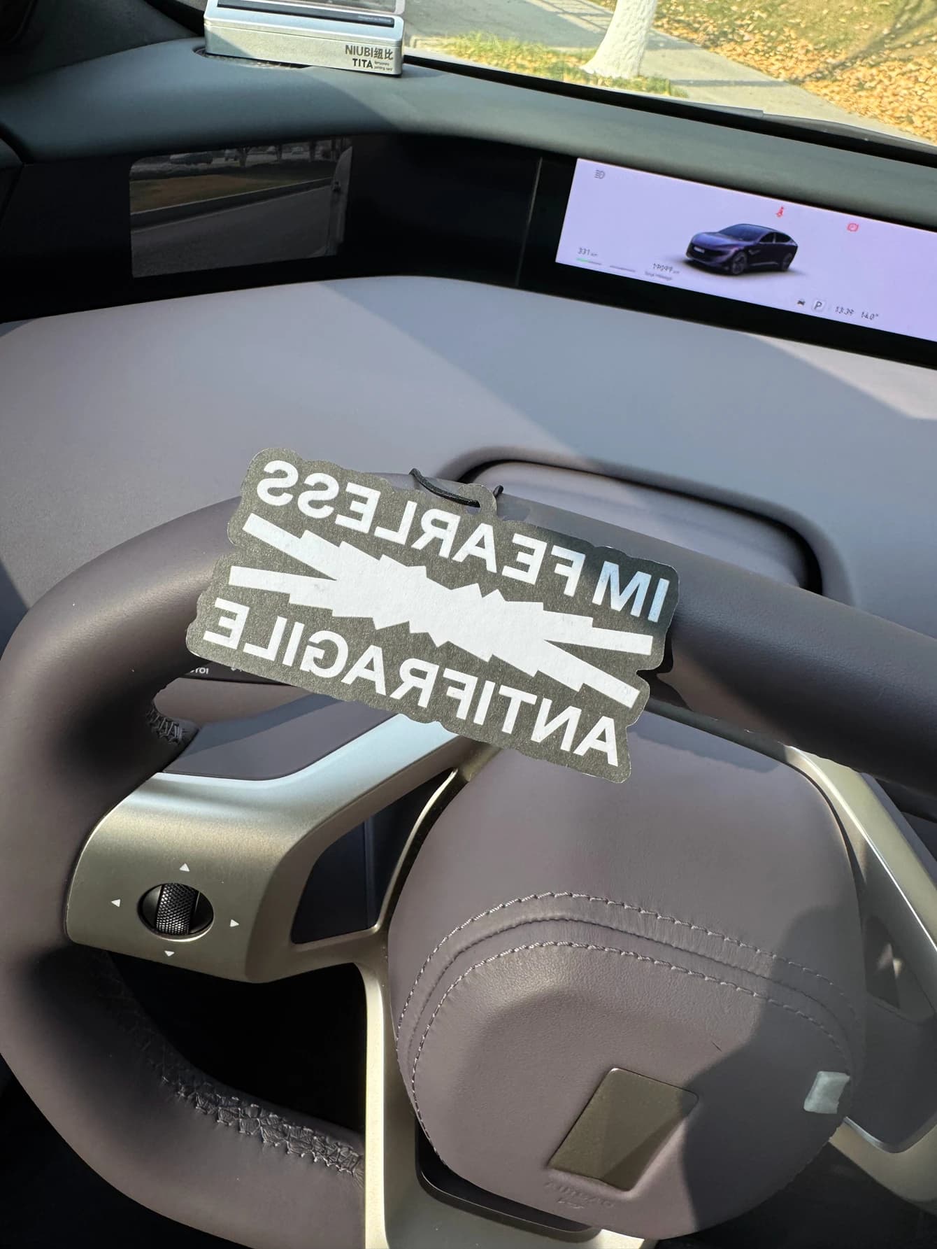 Deodorante per Auto con Design Graffiti Kpop e Font di Gruppi Femminili Coreani, Profumo Brisa Marina delle Bahamas (Aroma Romantico) | Supporto per Specchietto Retrovisore e Clip per Bocchetta dell'Aria a Doppio Uso | Compresse per Aromaterapia in Materiale Naturale | Fragranza a Lunga Durata per 90 Giorni | Senza alcol | Non teme l'esposizione diretta al sole | Progettato specificamente per la rimozione degli odori in auto, armadi e bagni. | Grafica Animata per Cartoni Animati | Unisex | Articoli di Lusso