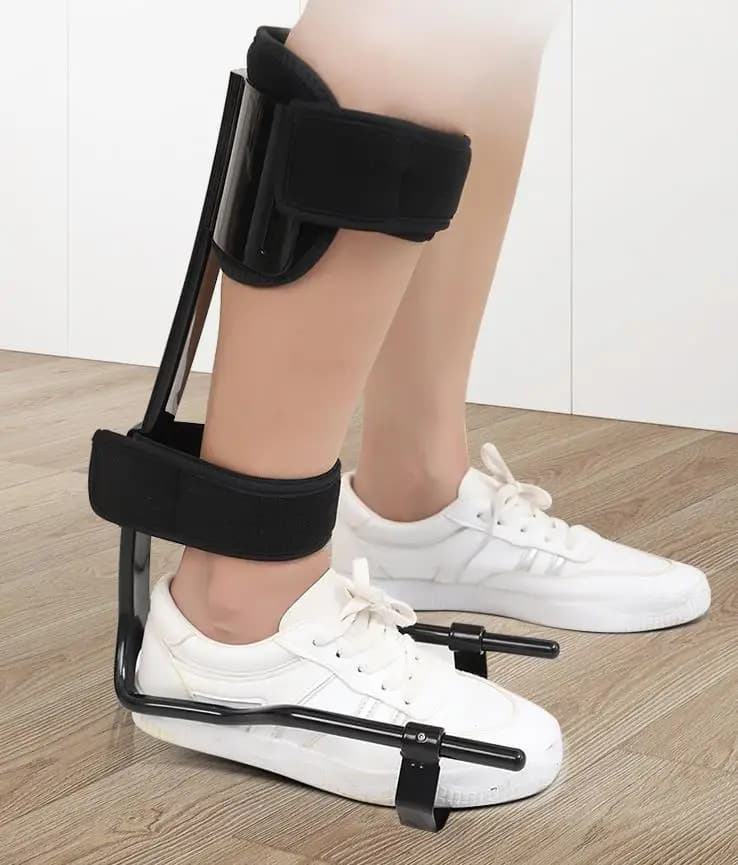 Il tutore esterno per la caduta del piede indossa un'ictus correttivi per la riabilitazione dell'emiplegia del piede alla caviglia all'interno e all'esterno con un giro
