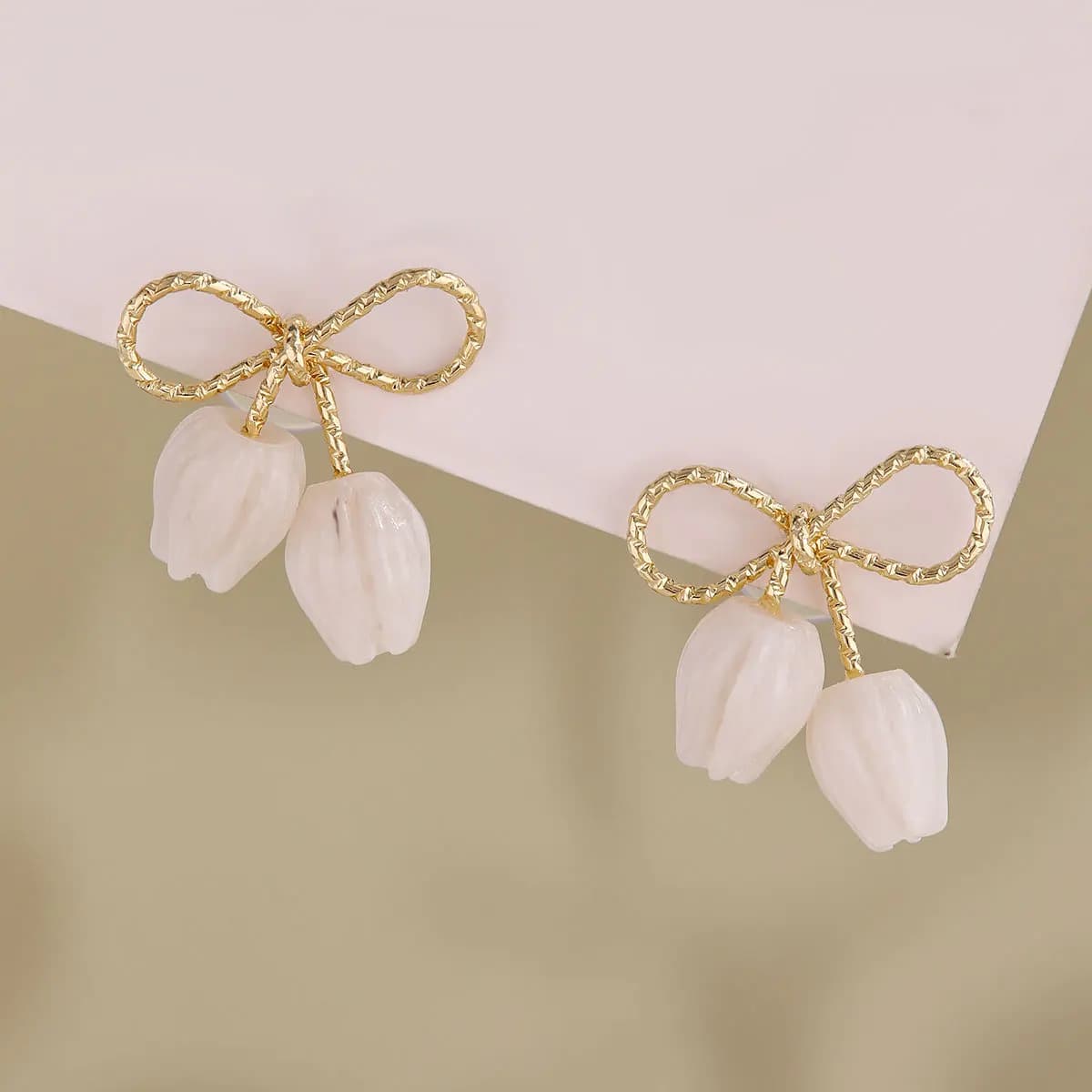 White Acrylic Tulip Bud Dangle Earrings for Women Golden Metal Hollow Bot Knot Flower Drop Earrings Party Trendy Cute Jewelry