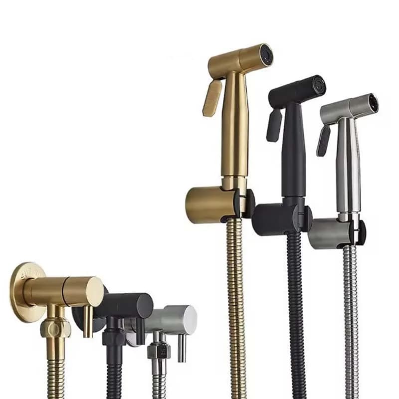Set di accessori per bidet portatile Brush Gold con spruzzatore per WC, rubinetto bidet nero per bagno con funzione autopulente.
