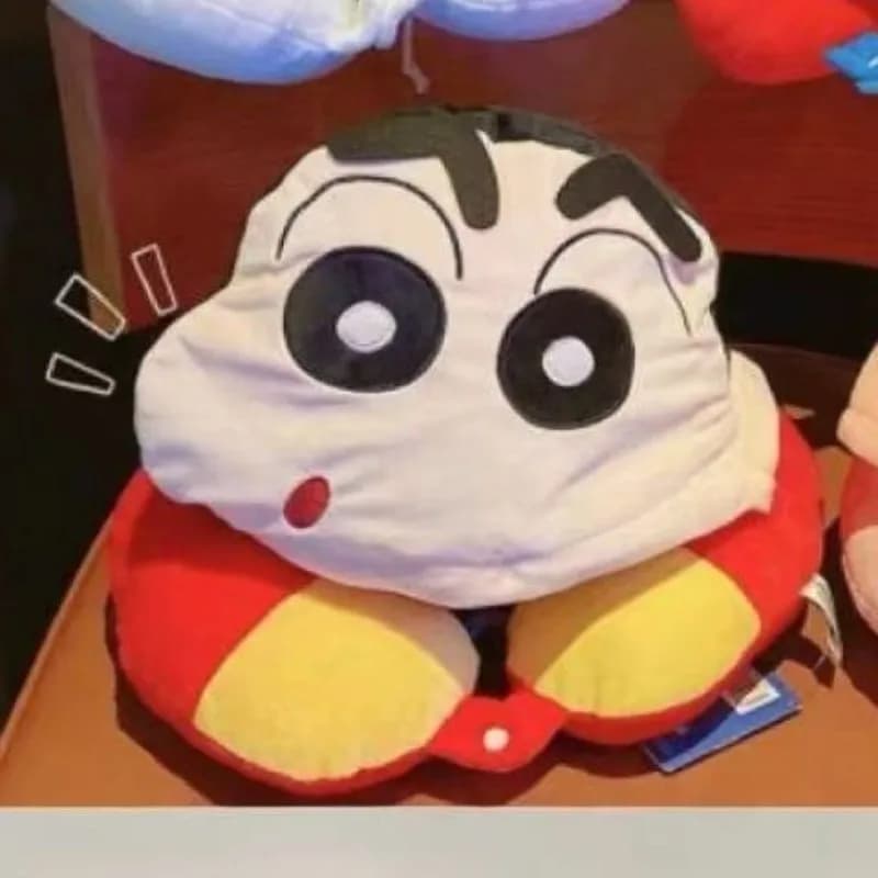Cuscino per il collo con cappuccio Crayon Shin-chan periferico di animazione per mantenere caldo e simpatico cuscino per il collo da viaggio a forma di U per pisolino da ufficio