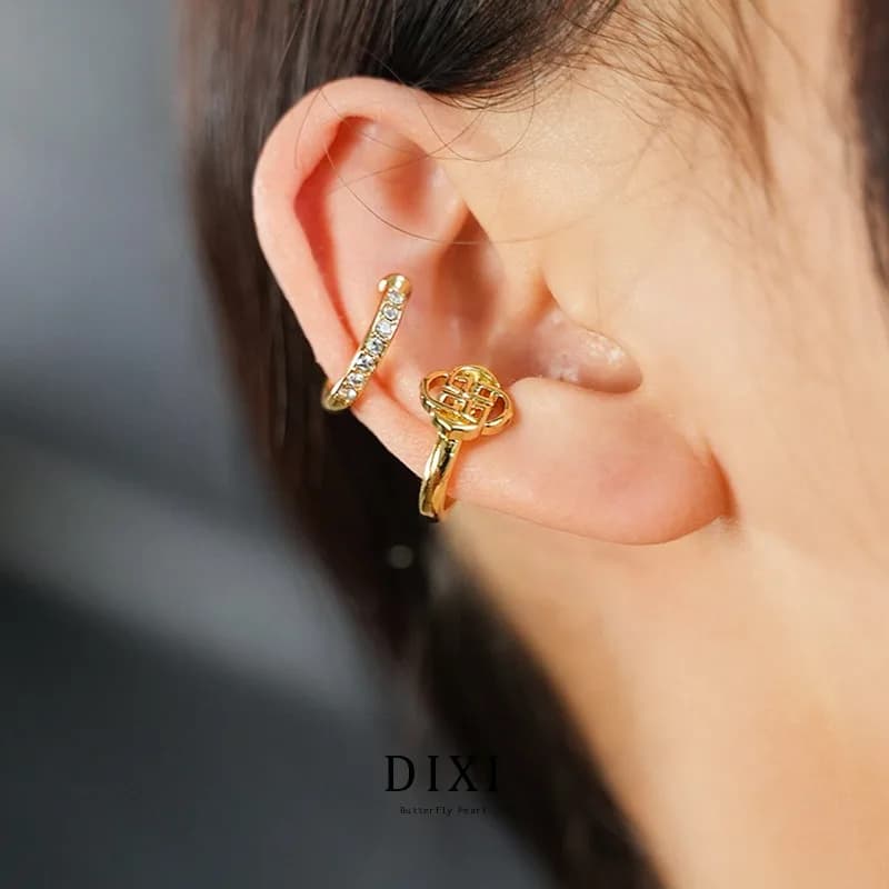 DLR1042 Versione coreana originale del marchio Dixi di orecchini alla moda, semplici orecchini a bottone con diamanti con motivo cavo irregolare