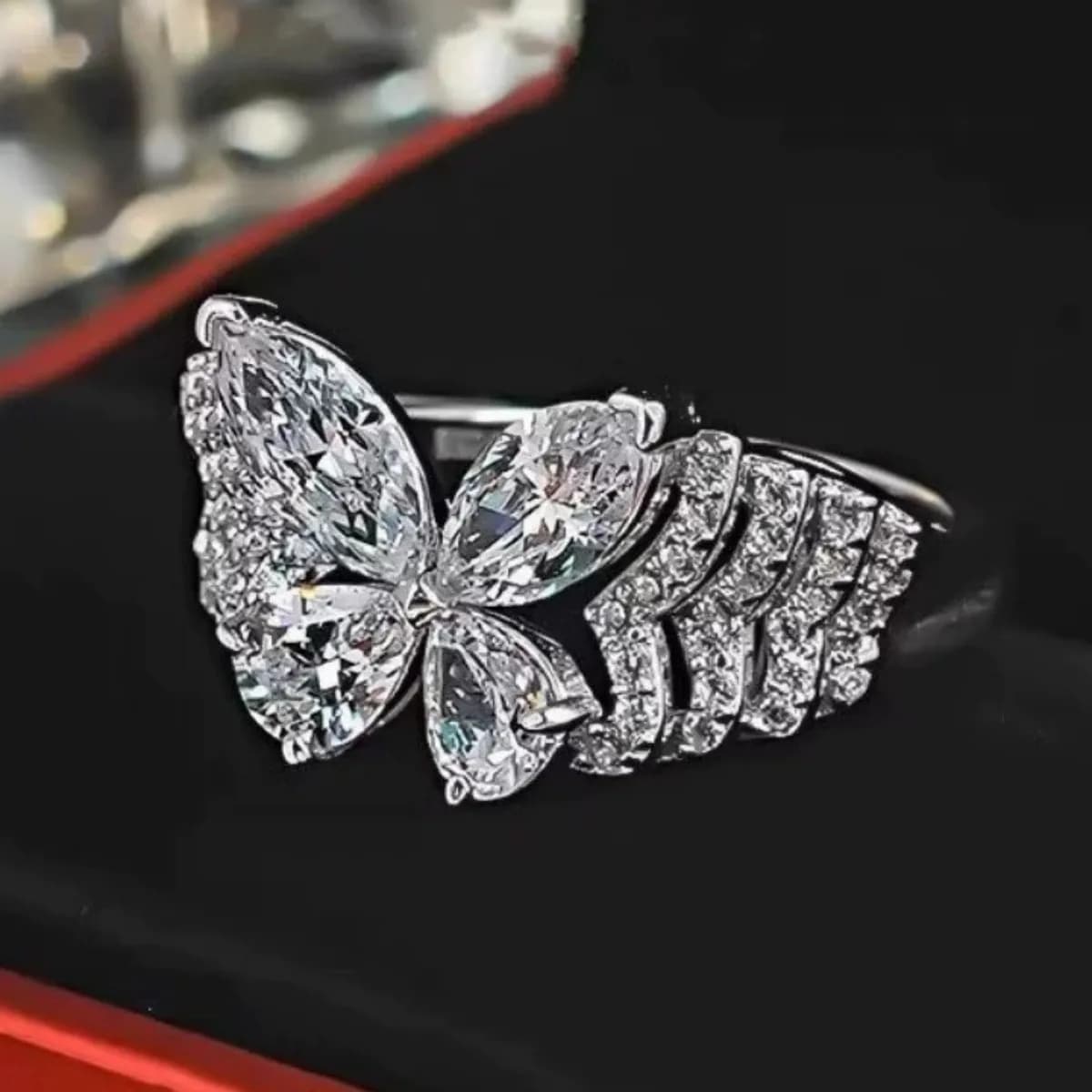 Nuovo anello a farfalla illusione di lusso leggero con anello a farfalla multi-gioco a strati di zirconi