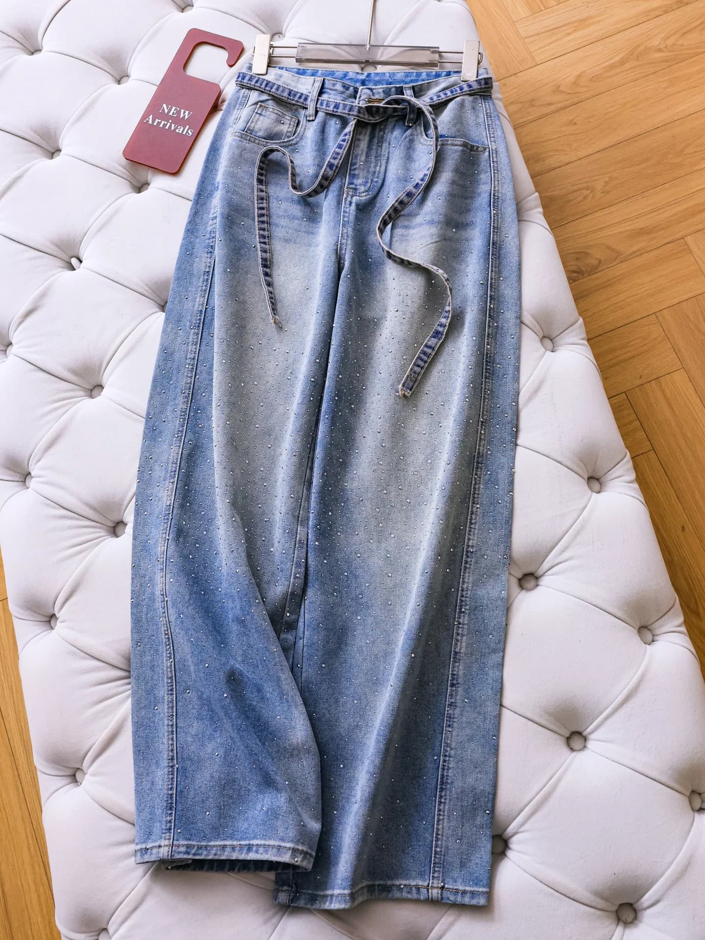Jeans a gamba larga blu sbiadito a vita alta, riccamente decorati, con cintura, effetto snellente, con stelle scintillanti, da donna, in denim