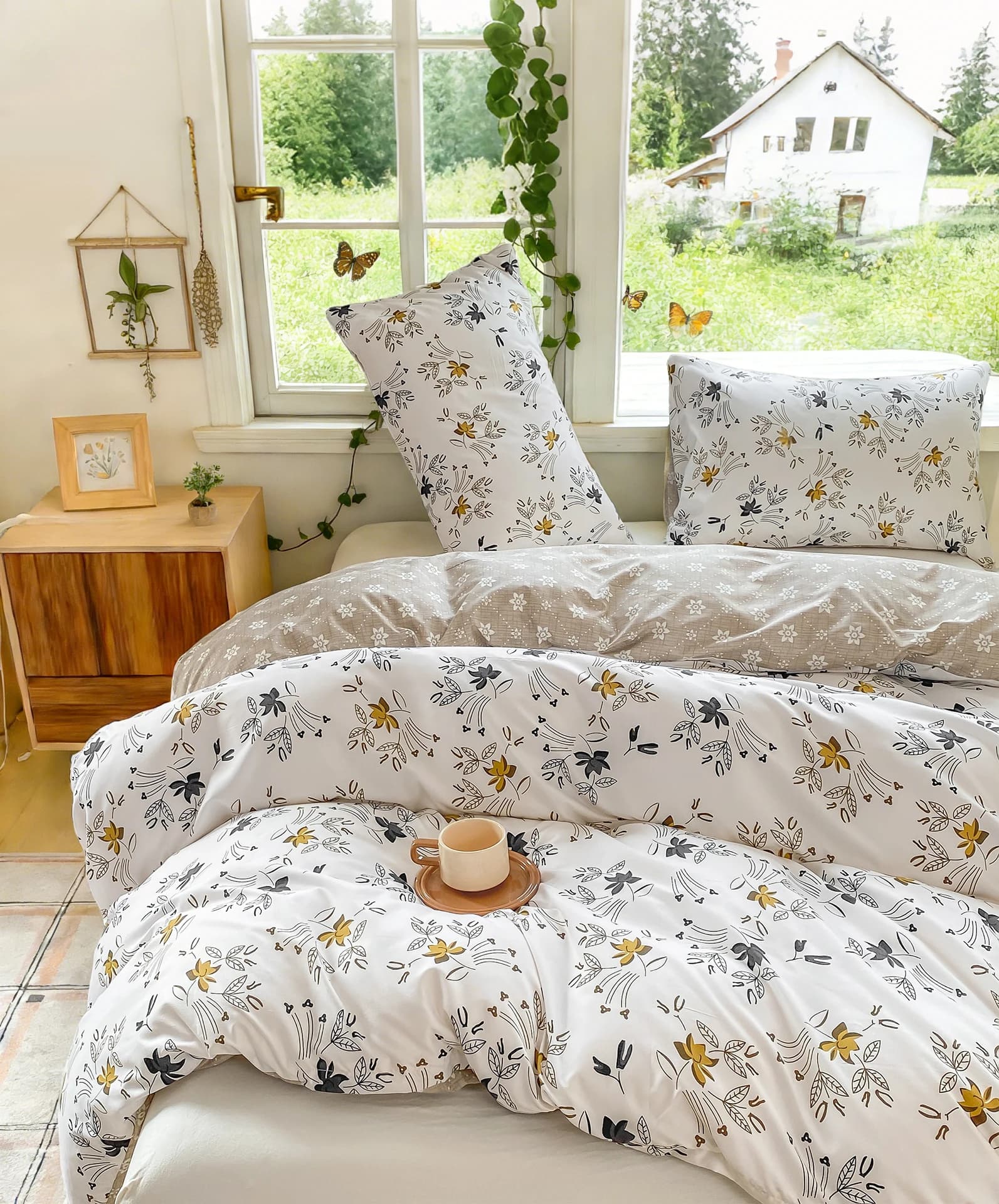 Set duvet with floral pattern of leaves from 3 pieces/set (1 duvet and 2 pillowcase) Set of bedding with soft and delicate headdress on the skin