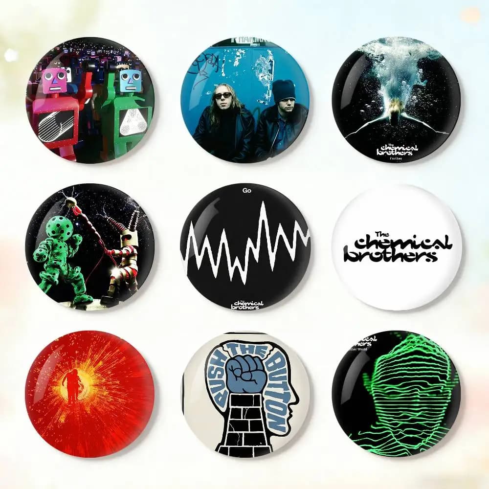 Spilla rotonda fatta a mano con motivo dei personaggi del videogioco Laser Tag, ispirata alla canzone di Chemical Brothers, con design a cartone animato e bottoni morbidi, da applicare su borse.