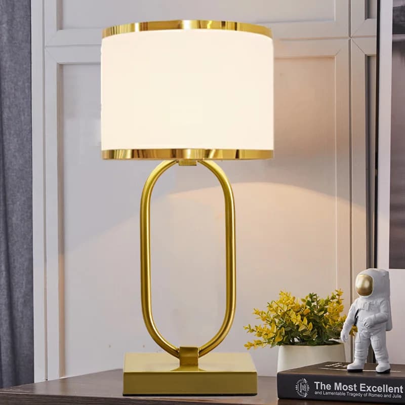 Lampada da comodino con copertura in tessuto in stile europeo Lampada da scrivania moderna e creativa per hotel di lusso, soggiorno, camera modello, ufficio, decorazione in metallo